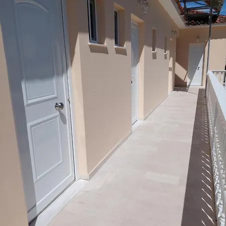 Roula Apartahotel 3*